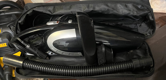 Aspirateur de voiture  . Utilisé dans Autres pièces et accessoires  à Laval/Rive Nord