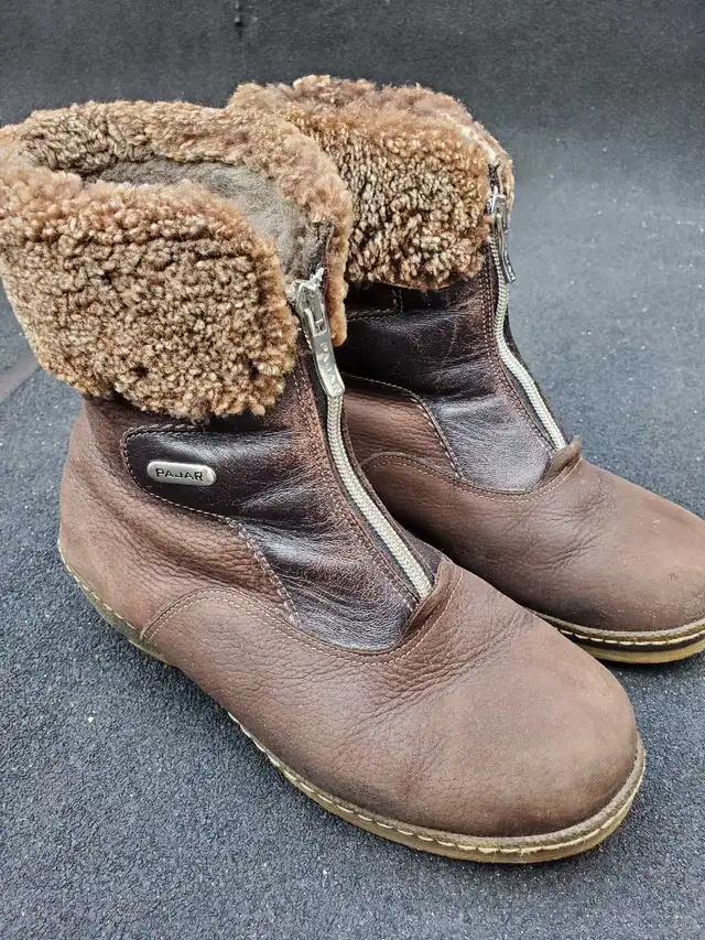 Pajar brown/tan leather sherpa lined ankle boots - size 8 in Women's - Shoes in City of Toronto - Image 4