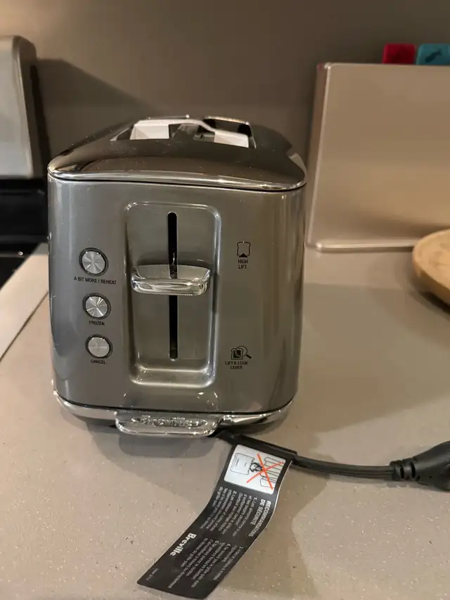 breville Toast Select Luxe Toaster (brand new) in Toasters & Toaster Ovens in City of Toronto - Image 3