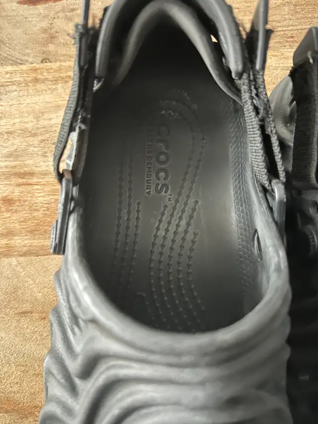 Salehe Bembury x Crocs Pollex Clog - Sasquatch (Black) - Size M8 in Men's Shoes in Markham / York Region - Image 4