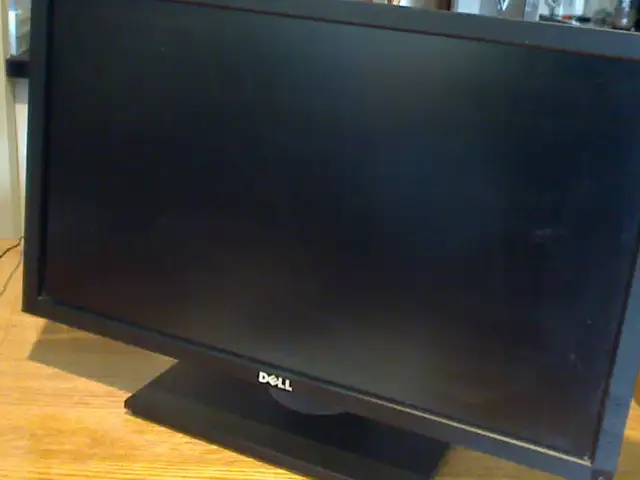 23" Dell U2311H Flat Panel Monitor Hi-Def w/Deluxe tilt Stand in Monitors in City of Toronto - Image 2