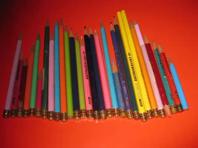 LUMBER CRAYONS - CRAYONS POUR LE BOIS JAUNE in Arts & Collectibles in Laval / North Shore - Image 5