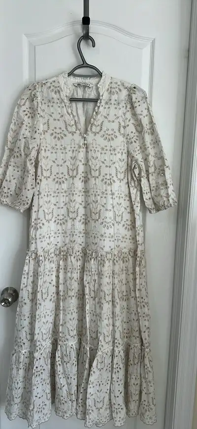 This is a Zara cream-coloured, eyelet dress in size large, perfect for any occasion. It features a f...