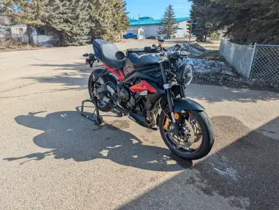 SAFETIED 2016 Triumph Street Triple 675 R 10,725kms Selling my 2016 Street Triple R. This was the hi...