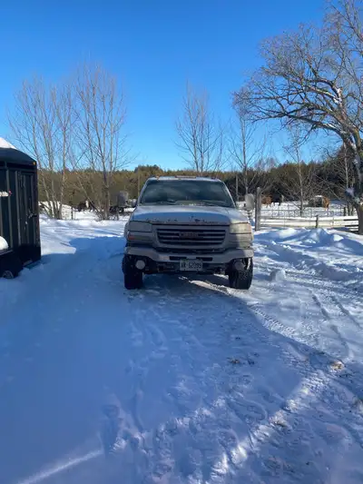 413,000 km, Duramax 6.6 diesel engine and Allison transmission, strong unit that pulls 20,000 lb hay...