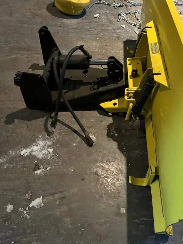 gratte hydraulique pour tracteur John Deere in Lawnmowers & Leaf Blowers in Saint-Jean-sur-Richelieu - Image 2