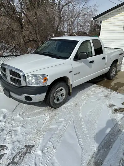2008 dodge 1500 slt 5.7 hemi Low KM 130000 Short box Little to no rust Tow package 2wd Set of studde...