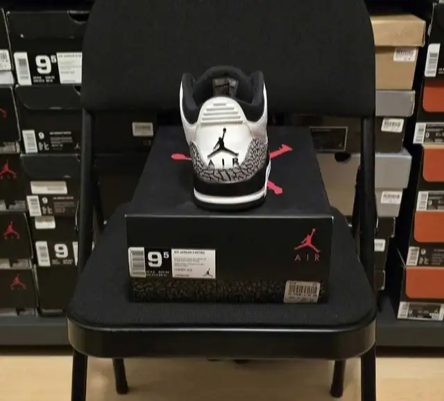 Air Jordan 3 Infrared 23 size 9.5 in Men's Shoes in City of Toronto - Image 3