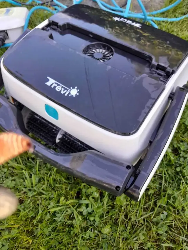 aspirateur trevi in Hot Tubs & Pools in West Island - Image 2
