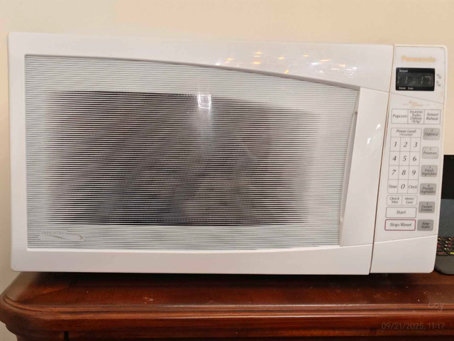 Panasonic Microwave Inverter 1250W like new, super clean in Microwaves & Cookers in Calgary