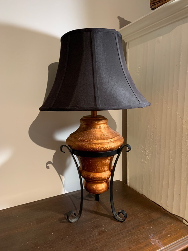 Vintage table lamp cast iron base in Indoor Lighting & Fans in Kitchener / Waterloo - Image 2