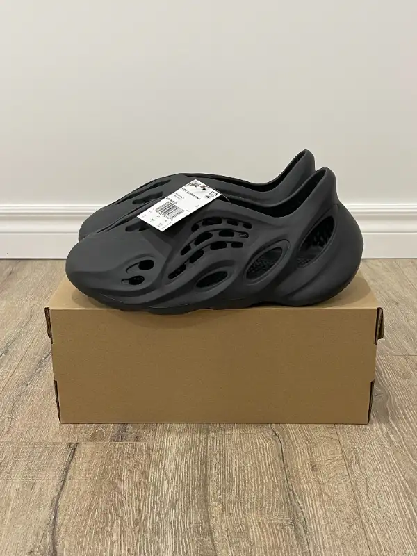 DS Adidas Yeezy Foam RNR Carbon size 11 in Men's Shoes in City of Toronto - Image 4