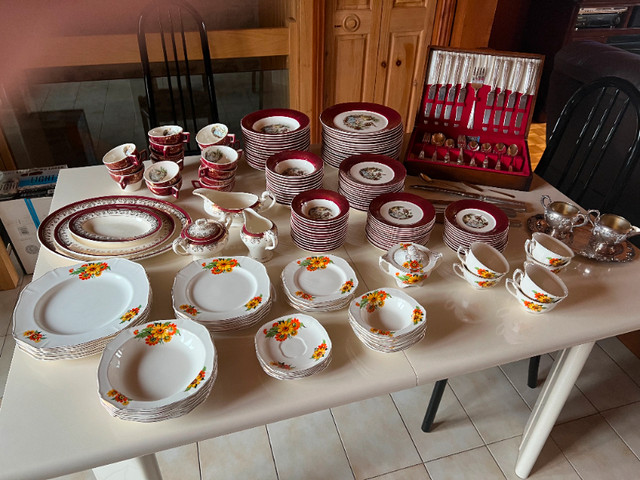 Set de vaisselle antique (Couleur rouge) dans Vaisselle et articles de cuisine  à Ville de Québec