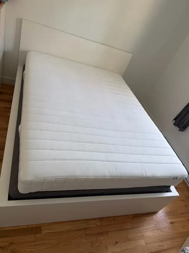 Cadre de lit MALM IKEA queen très bon état  in Beds & Mattresses in City of Montréal - Image 3