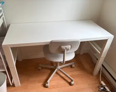 Bonjour, Je vends un ensemble bureau et chaise de marque IKEA, idéal pour un enfant, un adolescent o...