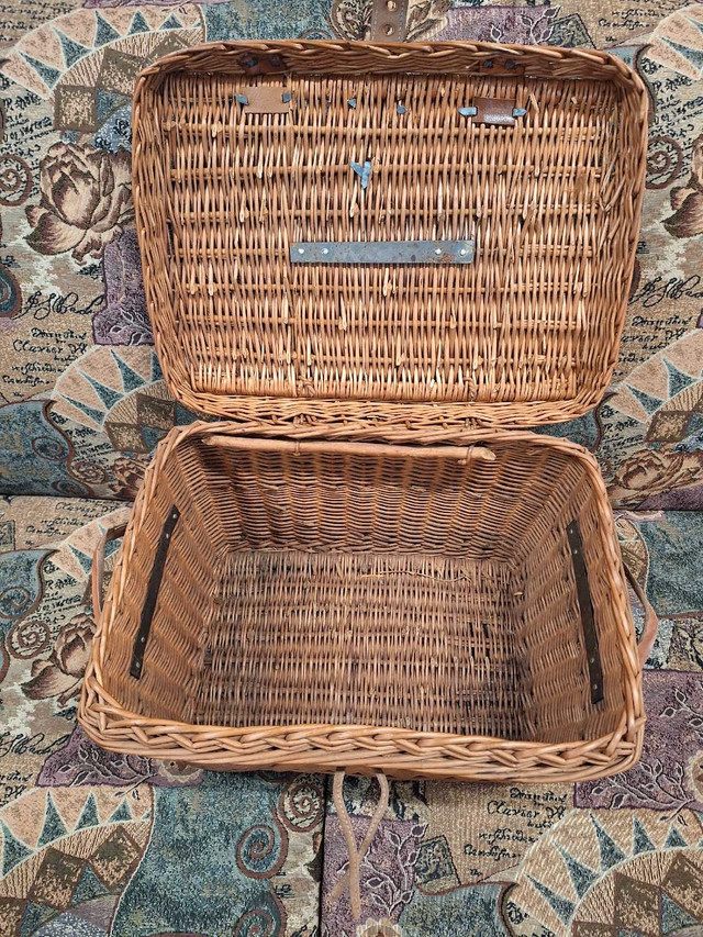 Picnic basket (wicker with leather) in BBQs & Outdoor Cooking in North Bay - Image 4