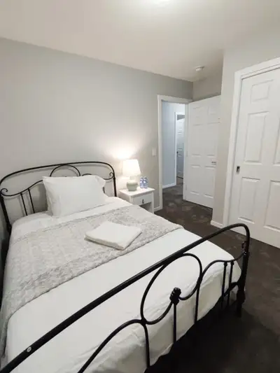 Second floor bed room w private bathroom short term Calgary