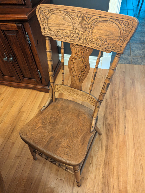 Table ronde extensible chêne antiquité. 4 chaises 250$+ dans Mobilier de salle à manger et cuisine  à Laurentides - Image 2