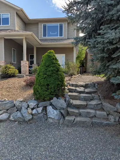 This Bright and entirely above ground suite is located in the desired community of Middletown Mounta...