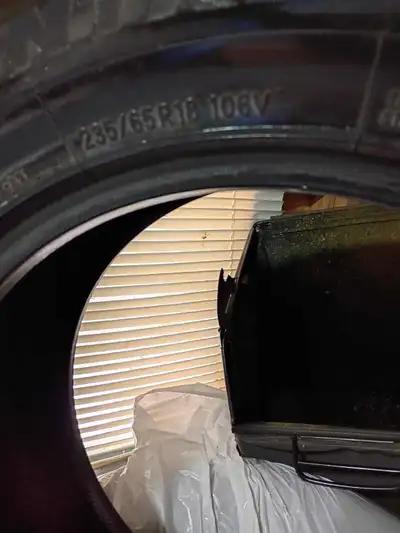 Je vends un ensemble de quatre pneus Toyo Open Country, de taille 235/65R18 106V, parfaits pour votr...