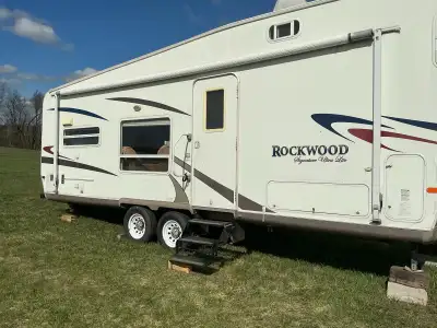 ROCKWOOD SIGNATURE ULTRA LIGHT 2007, Easily towable travel trailer and fifth wheels. Single slide ou...