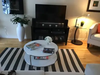 Meuble télé avec 2 portes vitrées très propre, View more