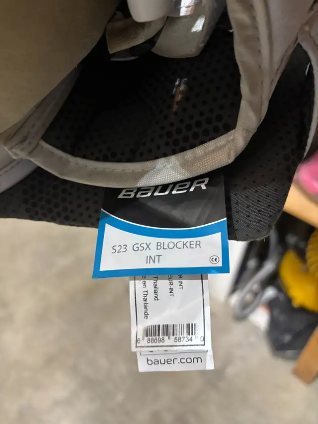Bauer Goalie Pads, Glove and Blocker INT in Hockey in Calgary - Image 10