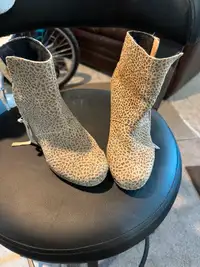 Women’s TOMS leopard print shoe boot. Size 6.5