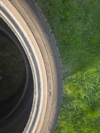 These pre-owned Pirelli Scorpion Winter tires, sized 265/40R22, are ready to keep you safe and groun...