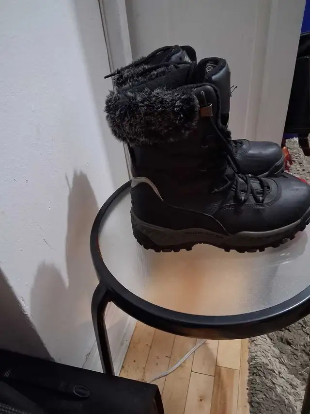 women winter shoes  us size 8 in Women's - Shoes in City of Montréal - Image 2