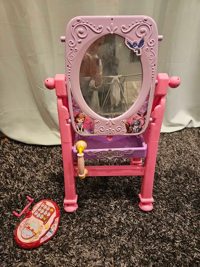 maquilleuse avec mirror, tableau blanc et telephone vtech in Toys in City of Montréal - Image 2