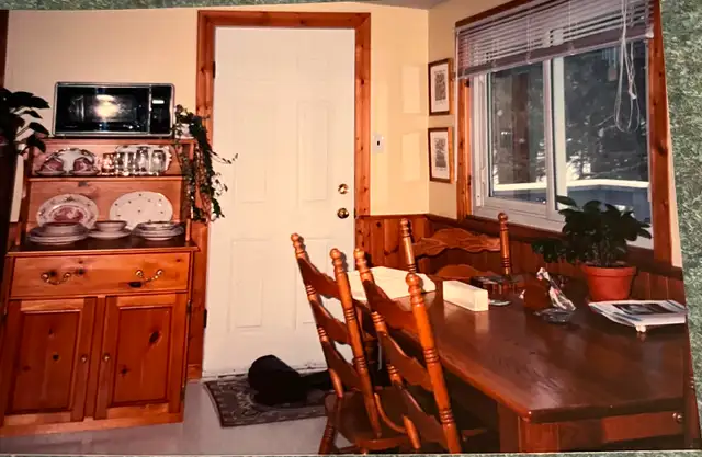 Wood table with 4 chairs and Hutch in Dining Tables & Sets in City of Toronto - Image 3