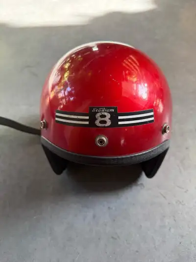 J'offre un casque de moto vintage Stadium 8, un véritable classique pour les amateurs de motos ancie...