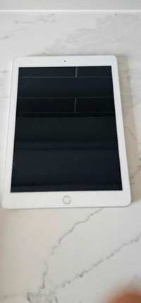 Apple iPad 5th Generation Wifi  32GB  9.7" White