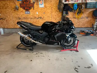 Mint condition 2011 kawaski zx14r 16000 original kms .muzzey pipes new tires solo seat original seat...