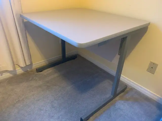 Desk in Desks in Ottawa - Image 2