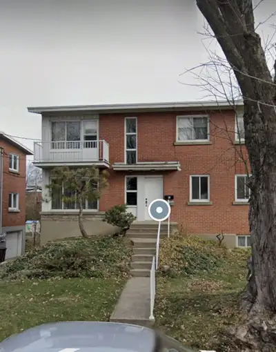 Vaste appartement 5 ½ situé au rez-de-chaussée d’un immeuble de trois logements. Idéal pour une fami...