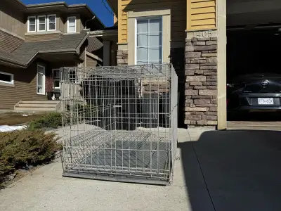 Extra large - large steel dog kennel. Collapsible, with carrying handle. Sliding tray for cleaning....