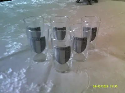 6 petits verres à l'effigie de Neufchatel en Suisse (capacité: 100 ml; hauteur: 8 cm); 3 verres à sh...