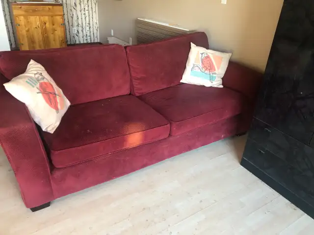 Burgundy couch in Couches & Futons in Kamloops - Image 2