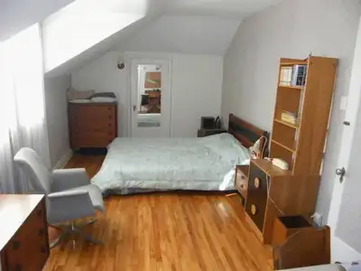 Chambres Pour une étudiante, une stagiaire ou travailleuse. La maison 2 étages située dans un quarti...