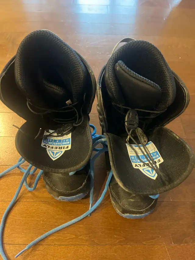 kids snowboard boots size 4 in Snowboard in Calgary - Image 3