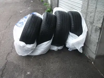 bonjour,4 pneus été p-205-55-r-16 toyo proxes 4 plus en bonne condition,bon pour 2 été.demande $100....