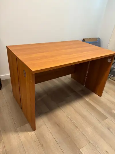 Bureau profond en très bon état. Hauteur : 29 1/4 po Profondeur : 29 1/2 po Longueur : 47 1/4 po Déj...