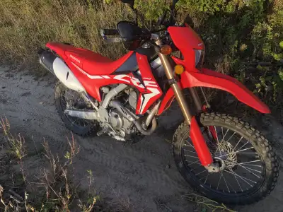 4500kms on the bike , come with tons upgrades and spare parts and accessories Lowing 4” lowering kit...