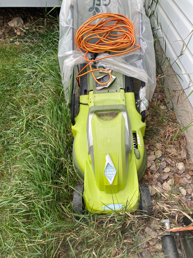 Electric Lawnmower with bag in Lawnmowers & Leaf Blowers in Edmonton