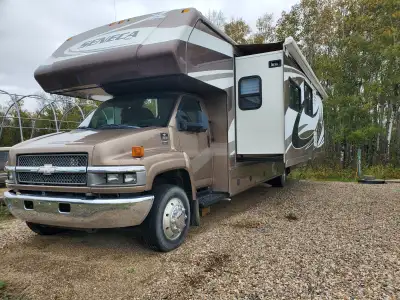 PENDING 2008 Jayco Seneca C5500 disiel engine 36 ft motorhome in immaculate shape with low kilometer...