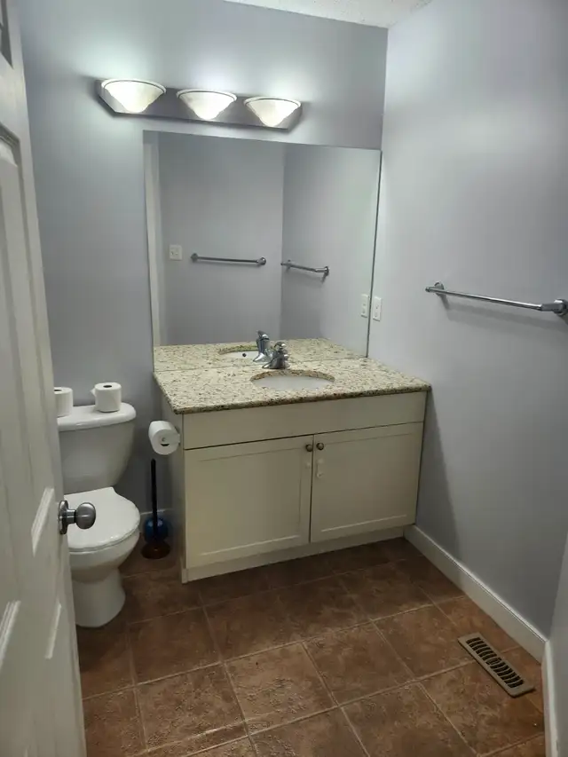 For rent 3 bed+ bonus room with 2.5 bath $2,300 plus utilities. in Long Term Rentals in Edmonton - Image 8