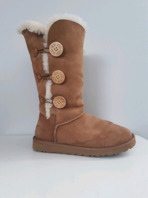 UGG Baily Button triple, size 6 in Women's - Shoes in Strathcona County - Image 3