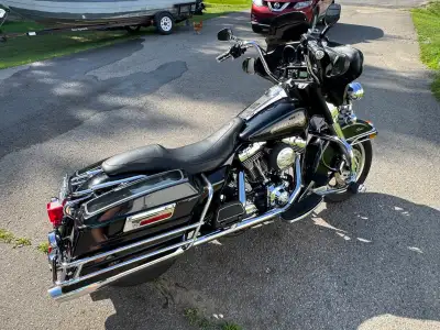 Street glide 2006 très propre! Radio boss et speaker neuf. Viens avec dossier passager et 2 autres b...